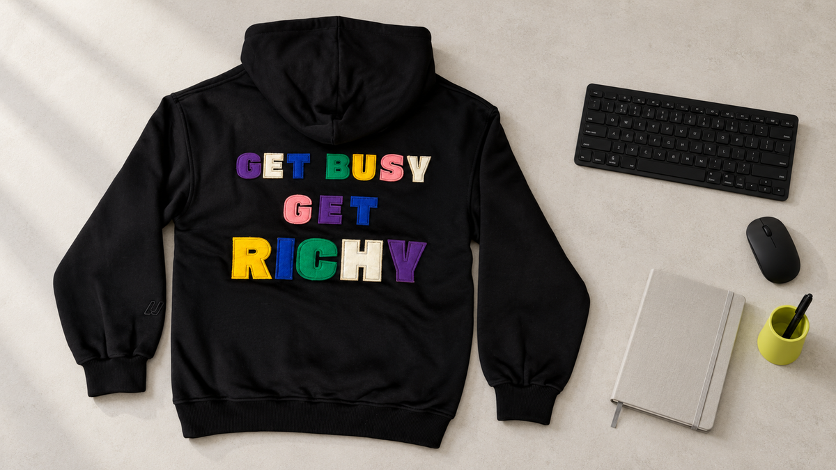 Черен суичър RICHY на ЮЛЛЕ с цветна апликация на гърба, подреден до клавиатура и мишка.
