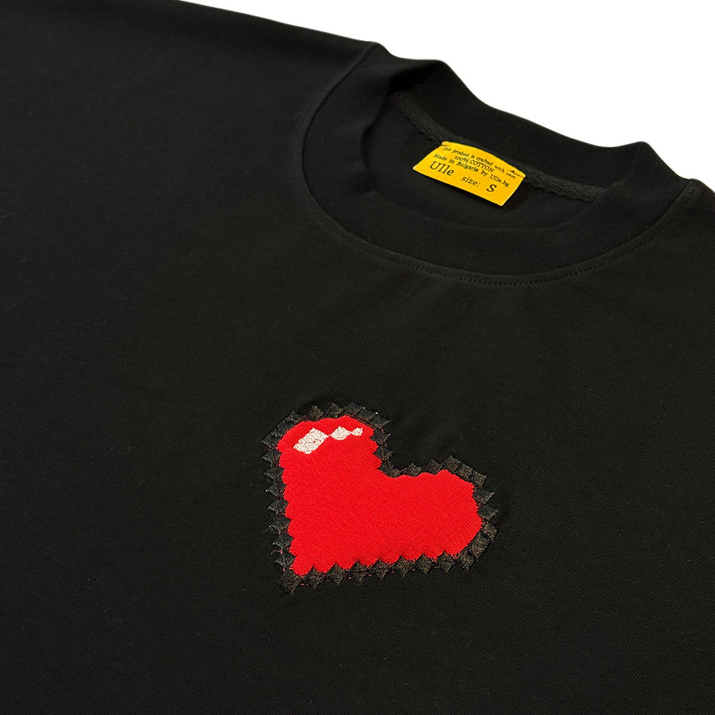 Тениска PIXEL LOVE — черна овърсайз с пиксел апликация и паднало рамо, 240гр памук, шита в Пловдив | Ulle