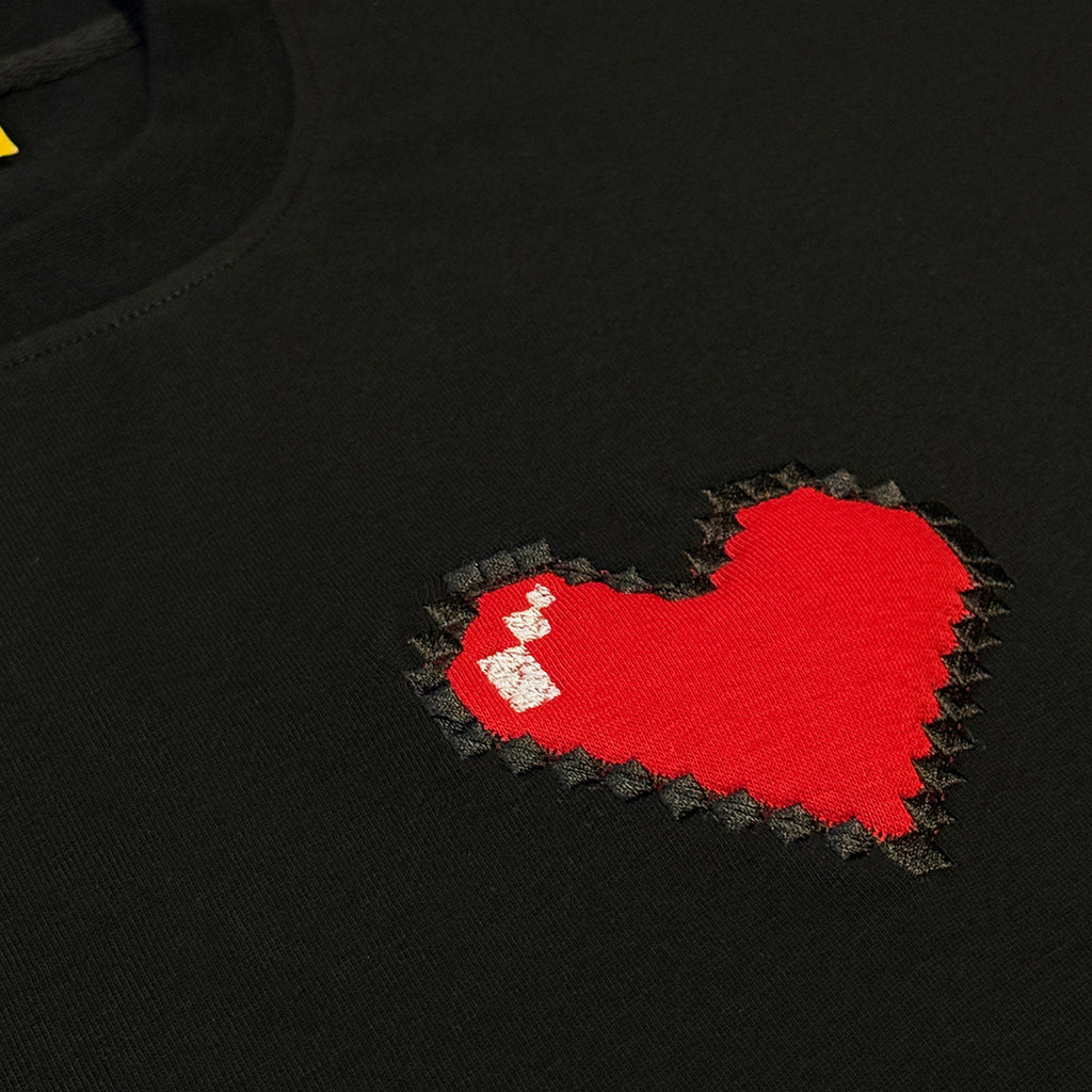 Тениска PIXEL LOVE — черна овърсайз с пиксел апликация и паднало рамо, 240гр памук, шита в Пловдив | Ulle