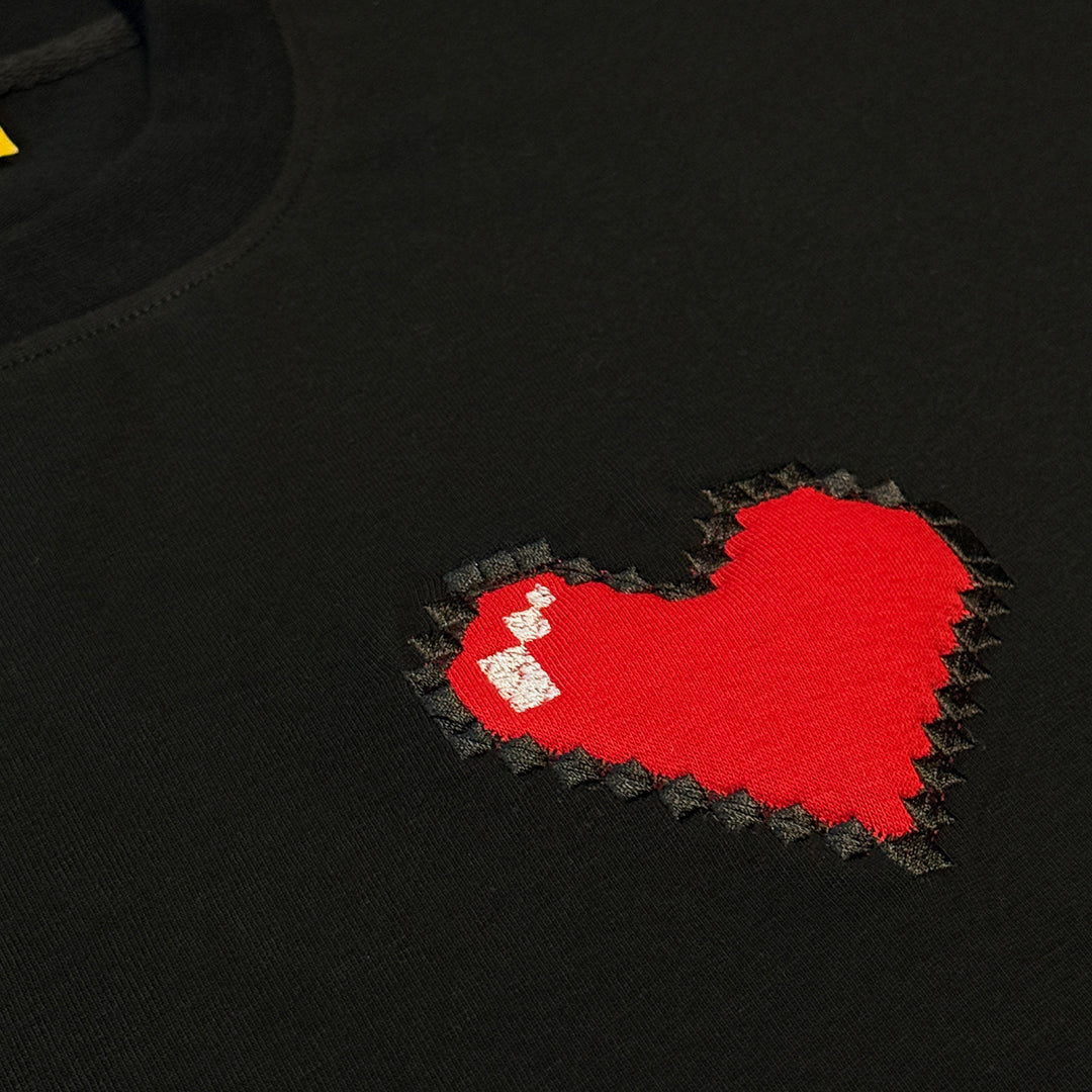 Тениска PIXEL LOVE — черна овърсайз с пиксел апликация и паднало рамо, 240гр памук, шита в Пловдив | Ulle