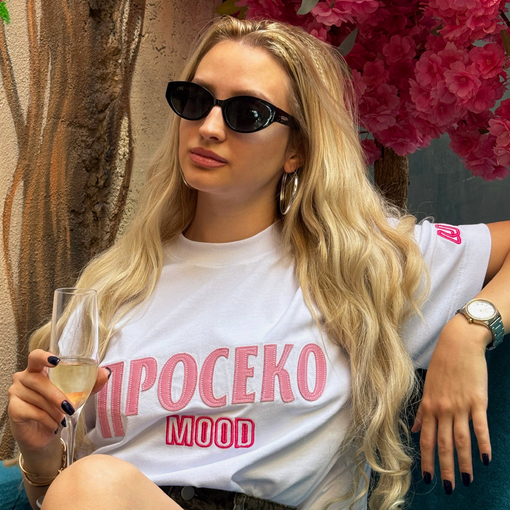 Тениска ПРОСЕКО MOOD — бяла овърсайз с бродерия и деним апликация, 240гр памук, ръчна изработка | Ulle