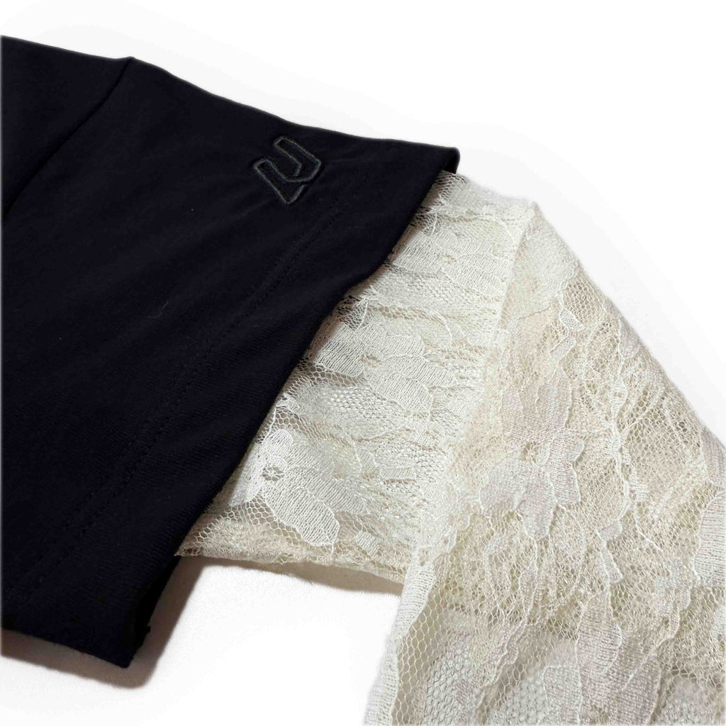 Тениска URBAN LACE — черна овърсайз с дантелени ръкави в слонова кост, произведена в България | Ulle