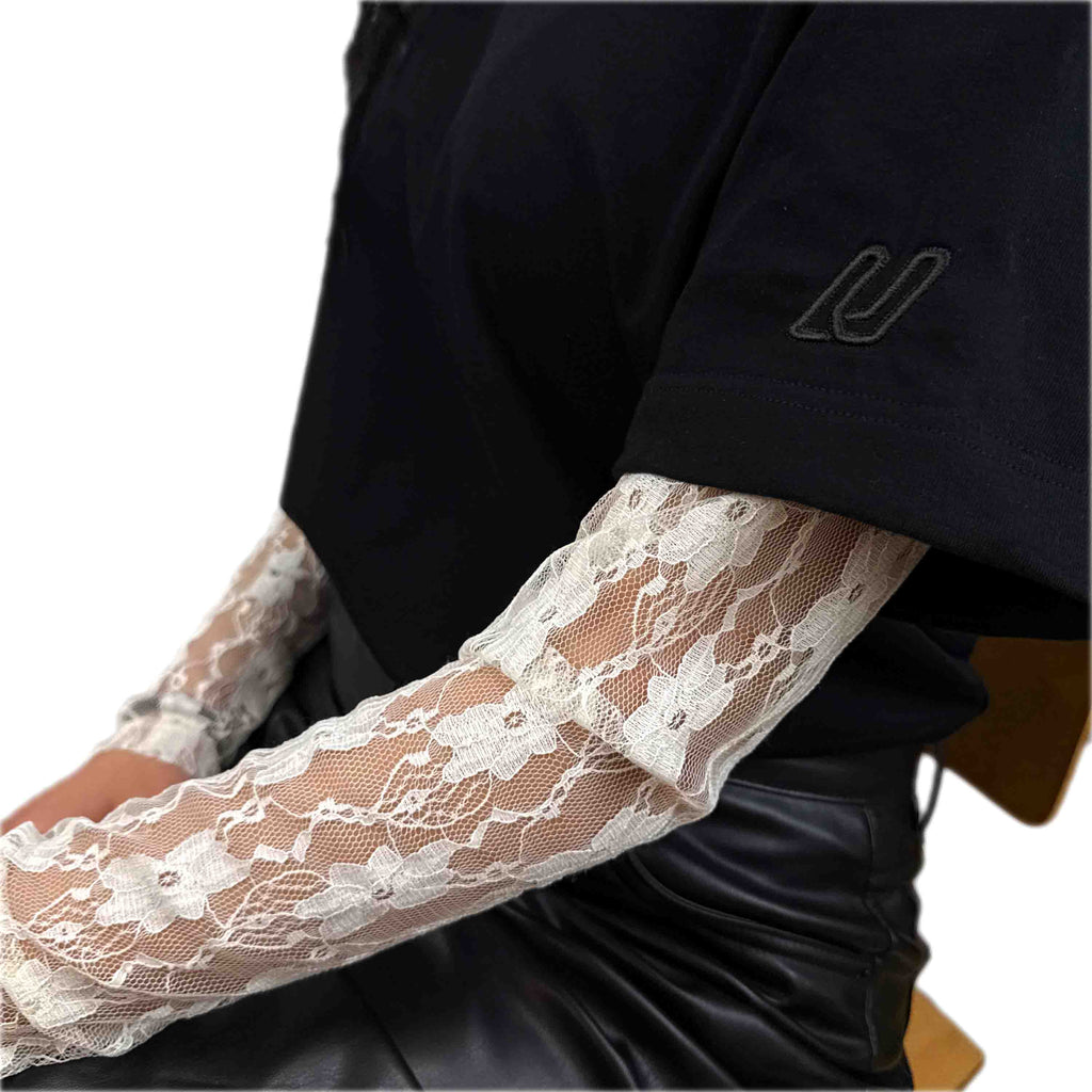 Тениска URBAN LACE — черна овърсайз с дантелени ръкави в слонова кост, произведена в България | Ulle